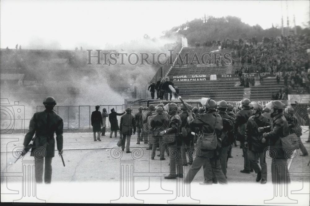 Press Photo Rioting broke out between fans and police at soccer game - Historic Images