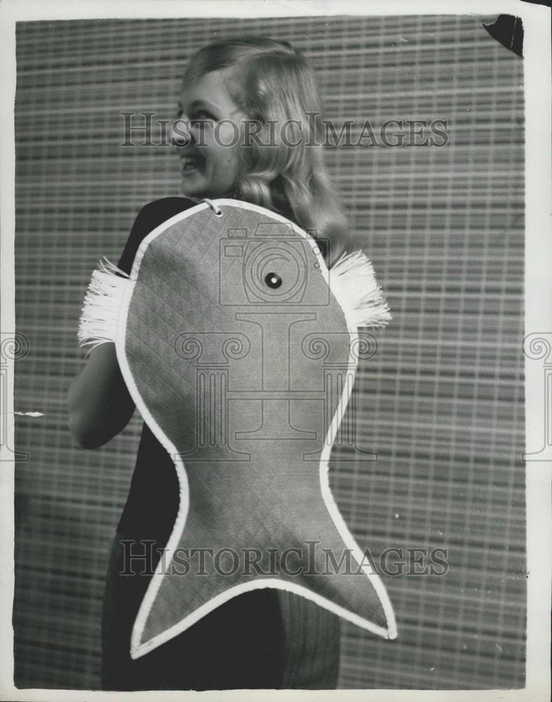 Press Photo Model Penny von Hoorn, Leather Goods Industries Fair, London - Historic Images