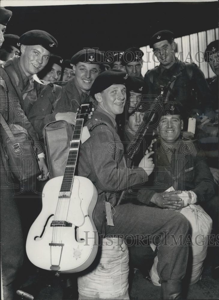 1958 Press Photo James Cartwright &amp; troops headed to Cyprus - Historic Images