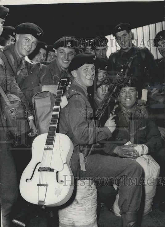1958 Press Photo James Cartwright & troops headed to Cyprus - Historic Images