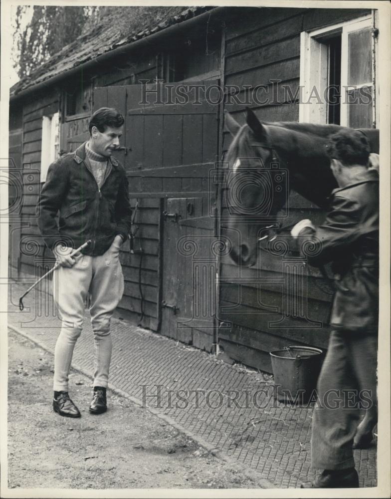 1955 Press Photo Group Captain Townsend Preparing To Go Riding Billingbare Park - Historic Images