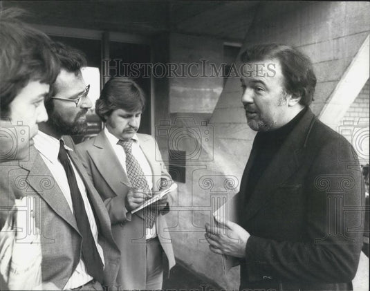 1977 Press Photo Peter Hall Director of the National Theater talks to journalist - Historic Images