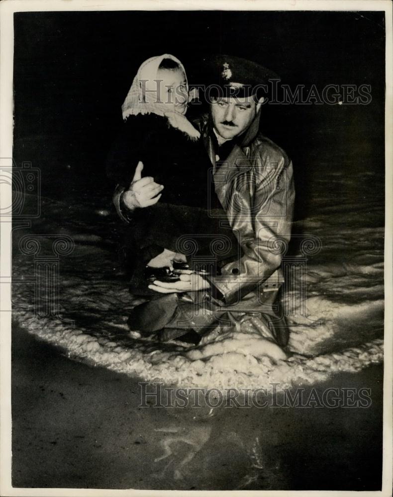 1955 Press Photo Floods in Athens and Pireaus Officer Rescues Girl - Historic Images