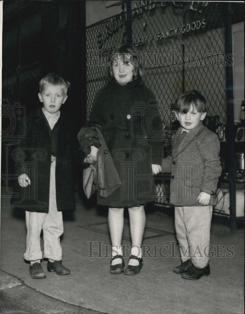 1958 Press Photo June Comer with brothers, James and Stephen - Historic Images