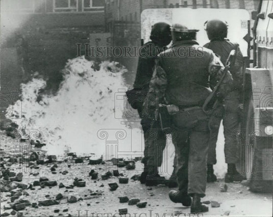1981 Press Photo Fire & Bomb Attacks on the Army in Londonderry - Historic Images