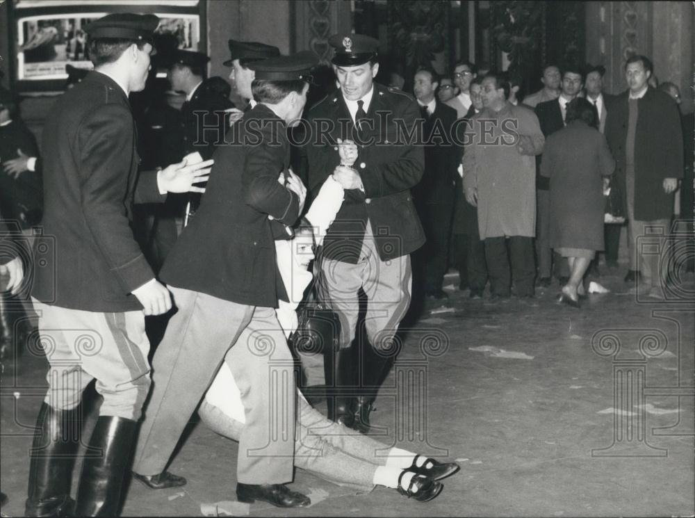 1967 Press Photo Anti-Humphrey Demonstrators Are Arrested In Rome - Historic Images