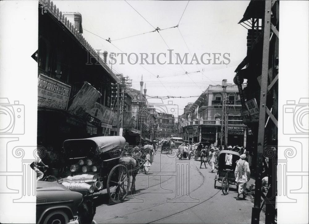 Press Photo Old and modern motor vehicles clash in the streets in Old Delhi - Historic Images