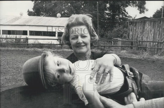 Press Photo The Duchess Of Norfolk Helps Child Diana Simpson Lie On A Horse - Historic Images