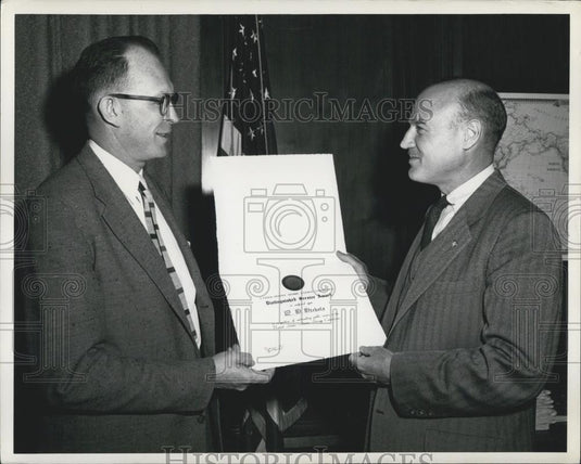 1955 Press Photo Dr. Williard F. Libby, acting chairman, and General Nichols - Historic Images