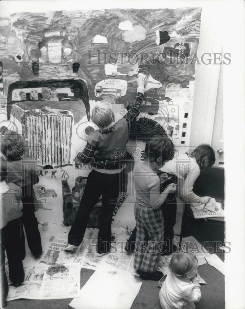 1976 Press Photo Children Painting Mural Christmas Activities Bethnal Museum - Historic Images