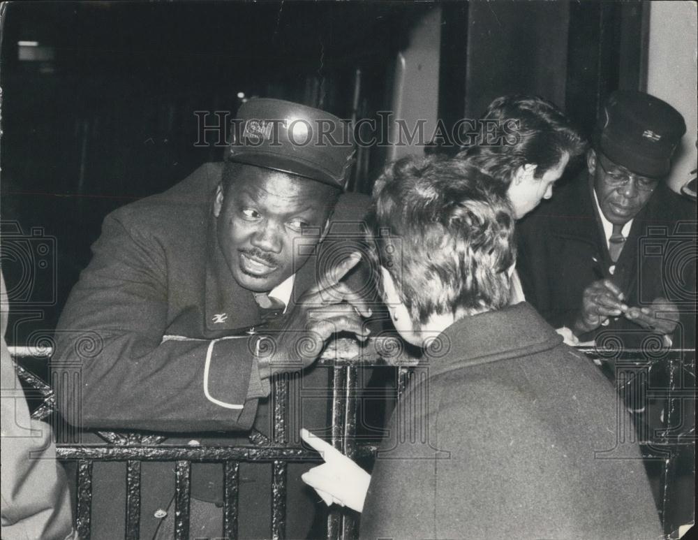 Press Photo Thousands stranded by rail walk-outs - Historic Images