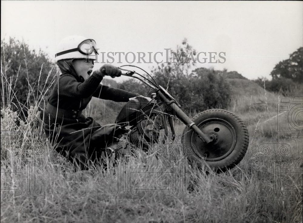 Press Photo Clive Loynes Rides Motorcycle - Historic Images