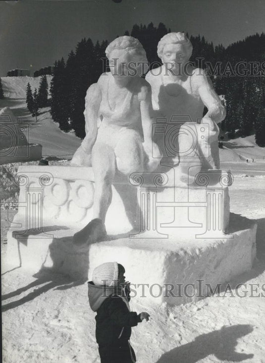 1984 Press Photo Snow Sculpture Competition At Hoch Ybrig Child Walking By - Historic Images
