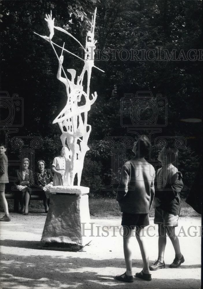 1956 Press Photo Young Sculptors Show In Bagatelle Garden France - Historic Images