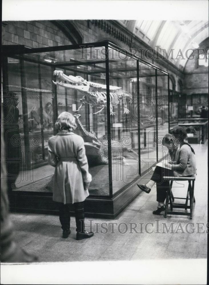 Press Photo Children Draw Exhibits At Museum - Historic Images