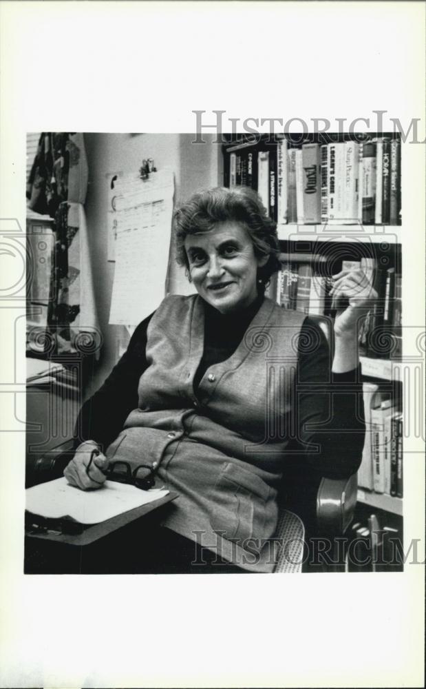 Press Photo Middle Aged Woman Working - Historic Images