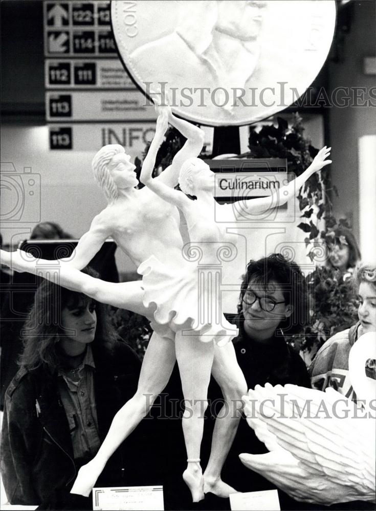 1989 Press Photo This sculpture is made entirely out of butter called &quot;Swanlake&quot; - Historic Images