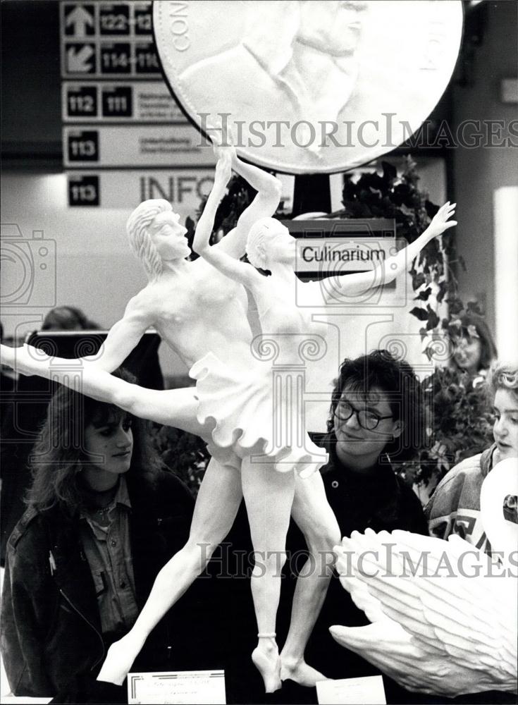 1989 Press Photo This sculpture is made entirely out of butter called "Swanlake" - Historic Images