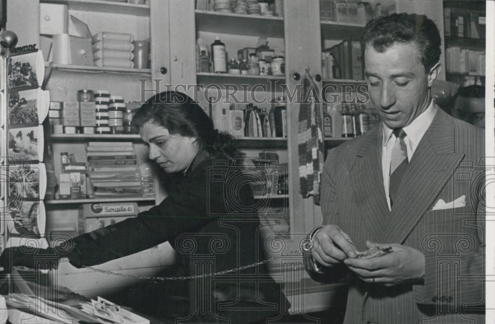 Press Photo 2 Millanese Couple De Lago's With Golden Chain Ties Them Together - Historic Images