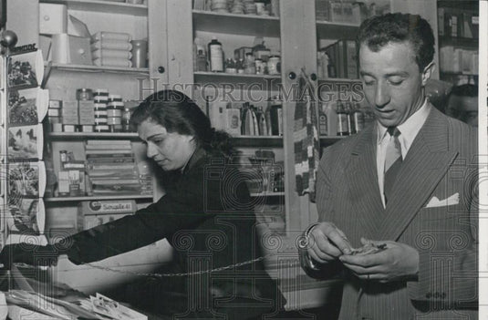 Press Photo 2 Millanese Couple De Lago's With Golden Chain Ties Them Together - Historic Images