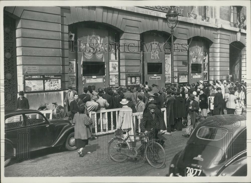 1953 Press Photo Crowds watching T.V. Transmission of the Coronation - Historic Images