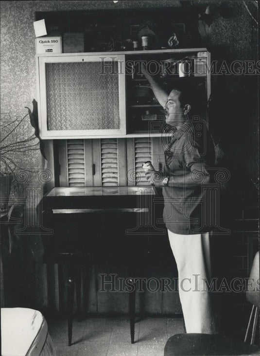 1970 Press Photo Wael El Nahri, Fancy Fish Breeder, Aquarium, Fish Medicine - Historic Images