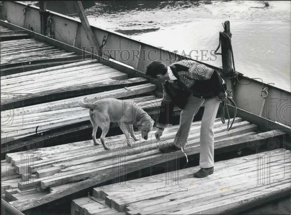 1977 Press Photo Drug Dog Searching Merchant Ship Crail Illicit Cargo - Historic Images