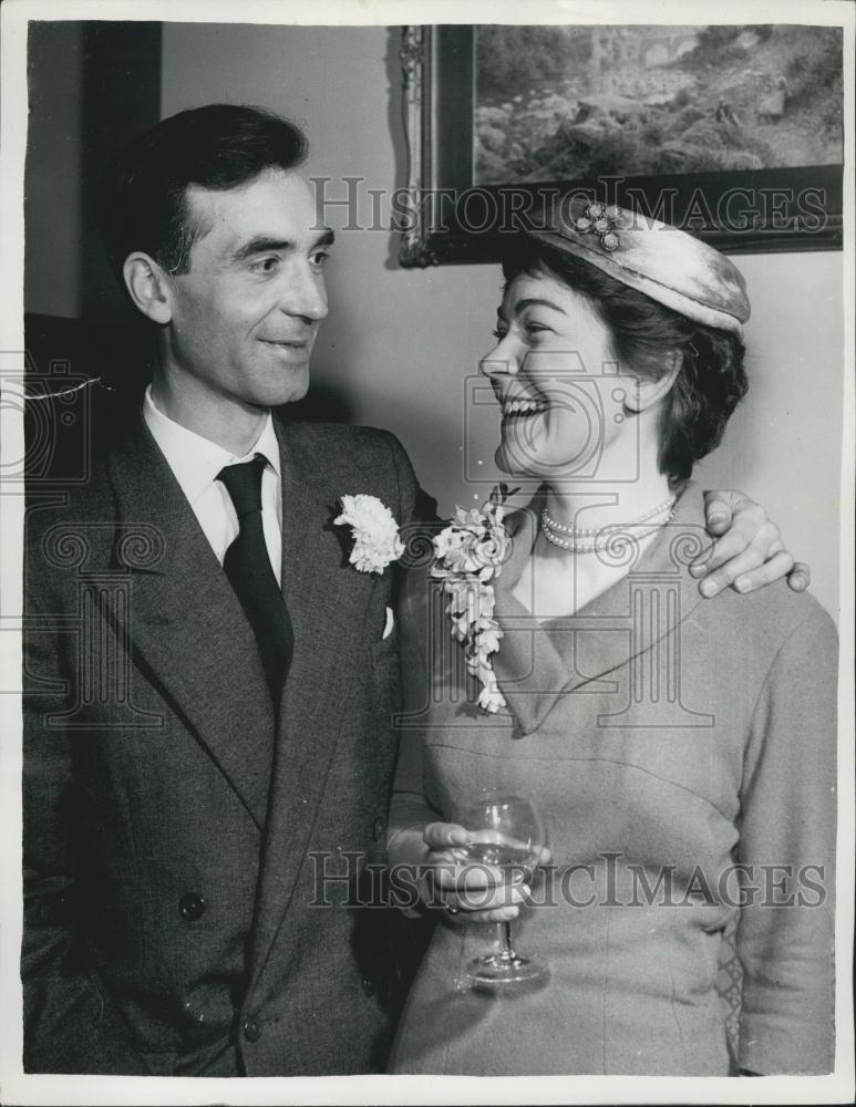 1956 Press Photo Daughter Of Singer Donald Peers Sheila With New Husband Pearce - Historic Images