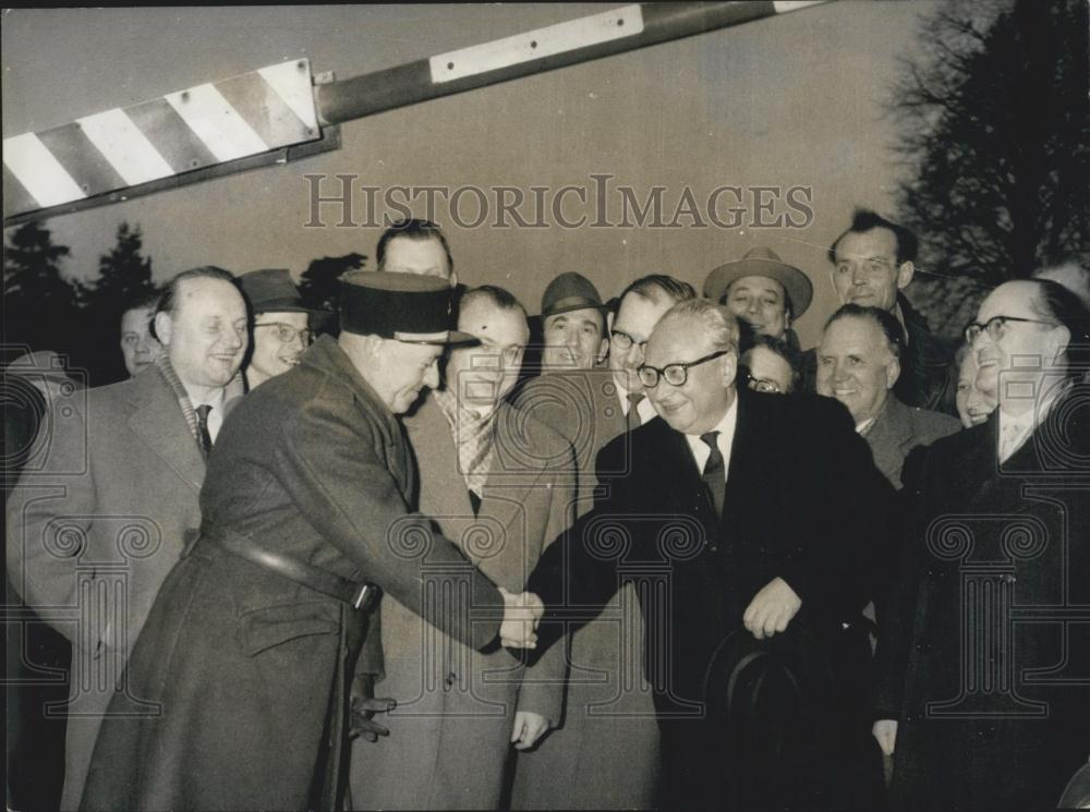 1957 Press Photo German Opposition Leader Erich Ollenhauer Arrives Saarland - Historic Images