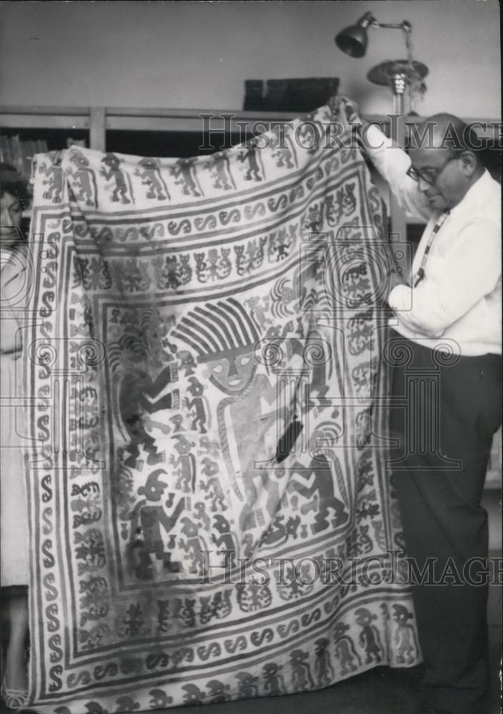 1955 Press Photo John Wise American Art Collector Ancient Peruvian Shroud Paris - Historic Images