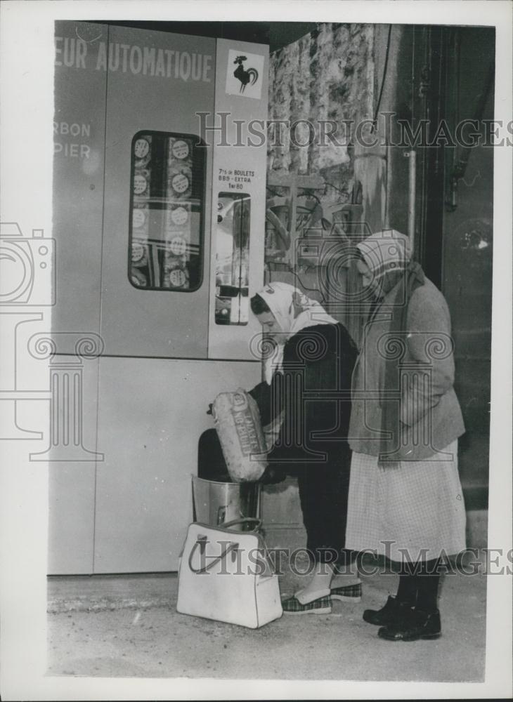1960 Press Photo Coal Distributing Machine Debuts in Paris - Historic Images
