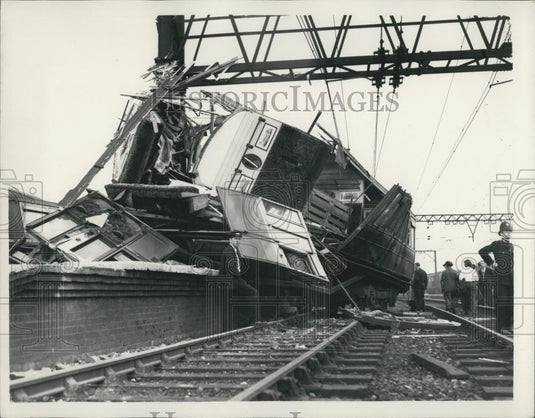 1953 Press Photo Train Derails, Accident At Bethnal Green - Historic Images