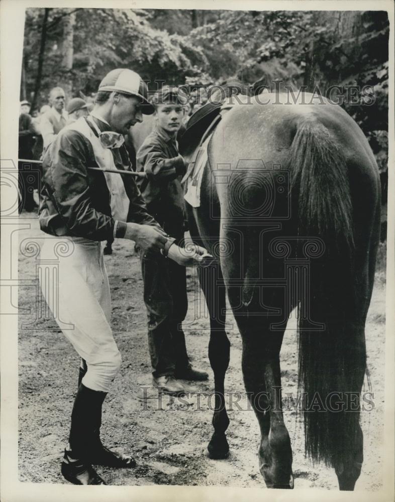 1955 Press Photo Capt Peter Townsend Comes In 6th Near Copenhagen - Historic Images