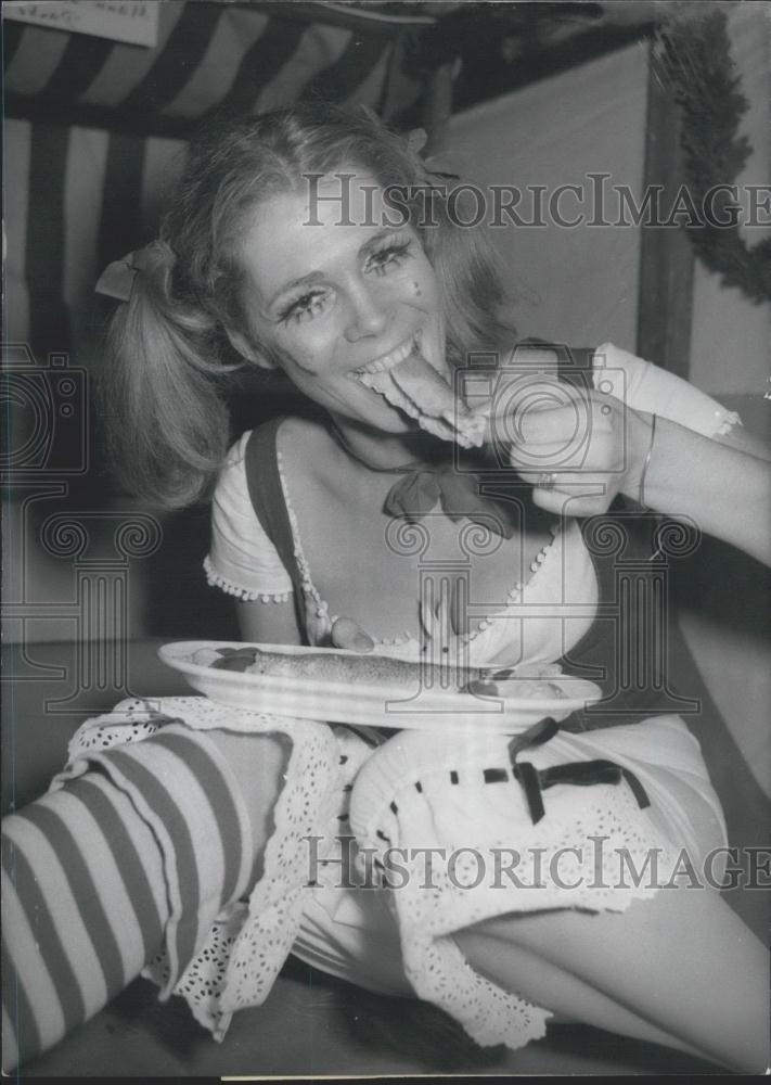 1970 Press Photo Girl From Munich Carnival - Historic Images