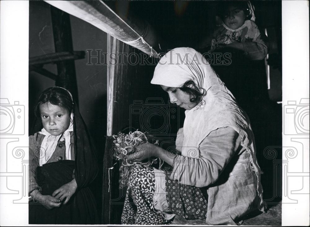 Press Photo Child Labor, Carpet Factory, Iran - Historic Images