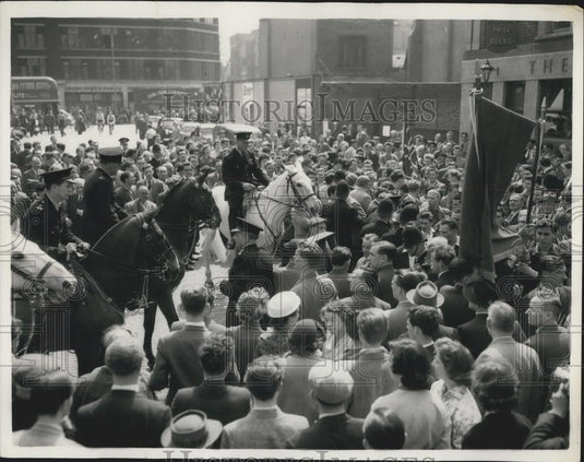1958 Press Photo Police Break Up Meeting At St. Pancras Town Hall - Historic Images
