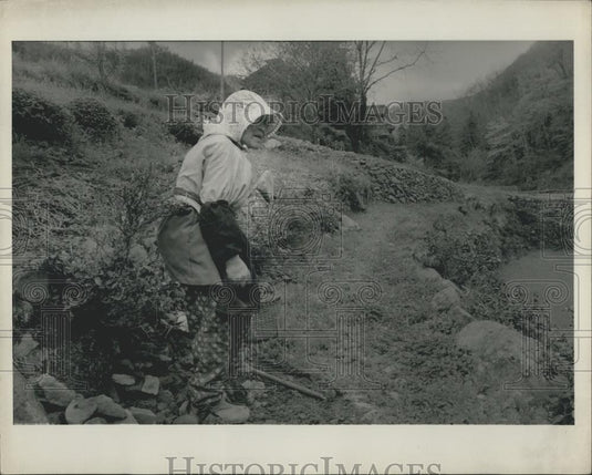 Press Photo Women Farmer On Dirt Road In Yamano Japan - Historic Images