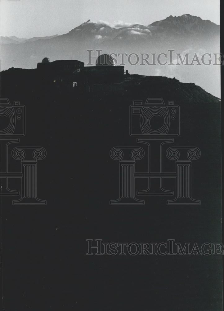 Press Photo Observatory with Mount Yari and Mount Hodaka - Historic Images