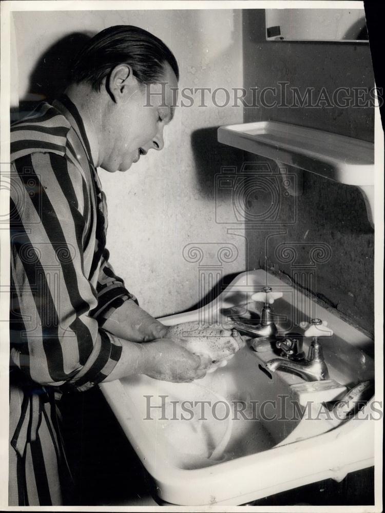 Press Photo Pastello's performance on the stage 6 mins cleanup takes longer - Historic Images