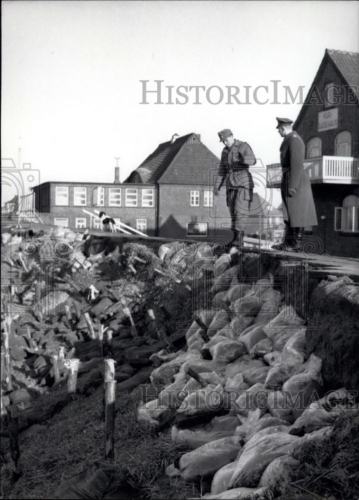 1962 Press Photo Heavily damaged dike in Busum - Historic Images