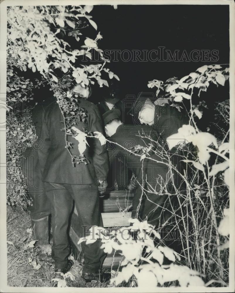 1956 Press Photo Police and local people search for missing boy - Historic Images