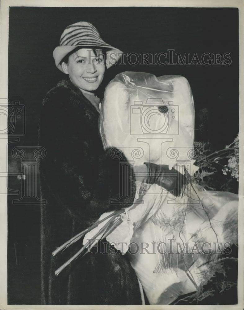 1957 Press Photo Marquis Of Milford Haven Visits Eva Bartok And Her Baby - Historic Images