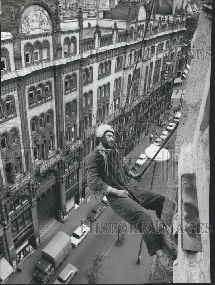 Press Photo Speleologists Chasing Possible Damages of Rooftops in the Inner City - Historic Images