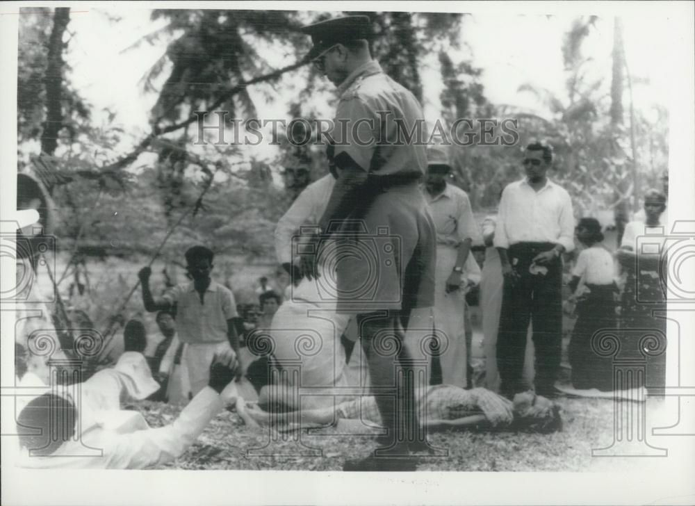 1960 Press Photo Protesters at Ratmanal Airport - Colombo - Historic Images