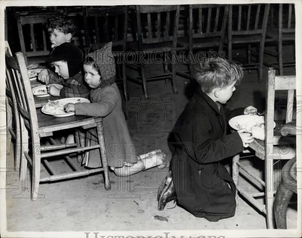 1953 Press Photo Flood victims receive assistance at the Canning Town Public Hal - Historic Images