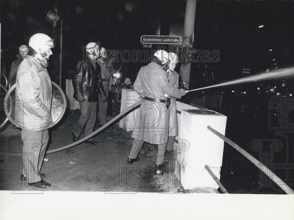 1974 Press Photo Police forces clear Frankfurt/M. Apartment houses - Historic Images