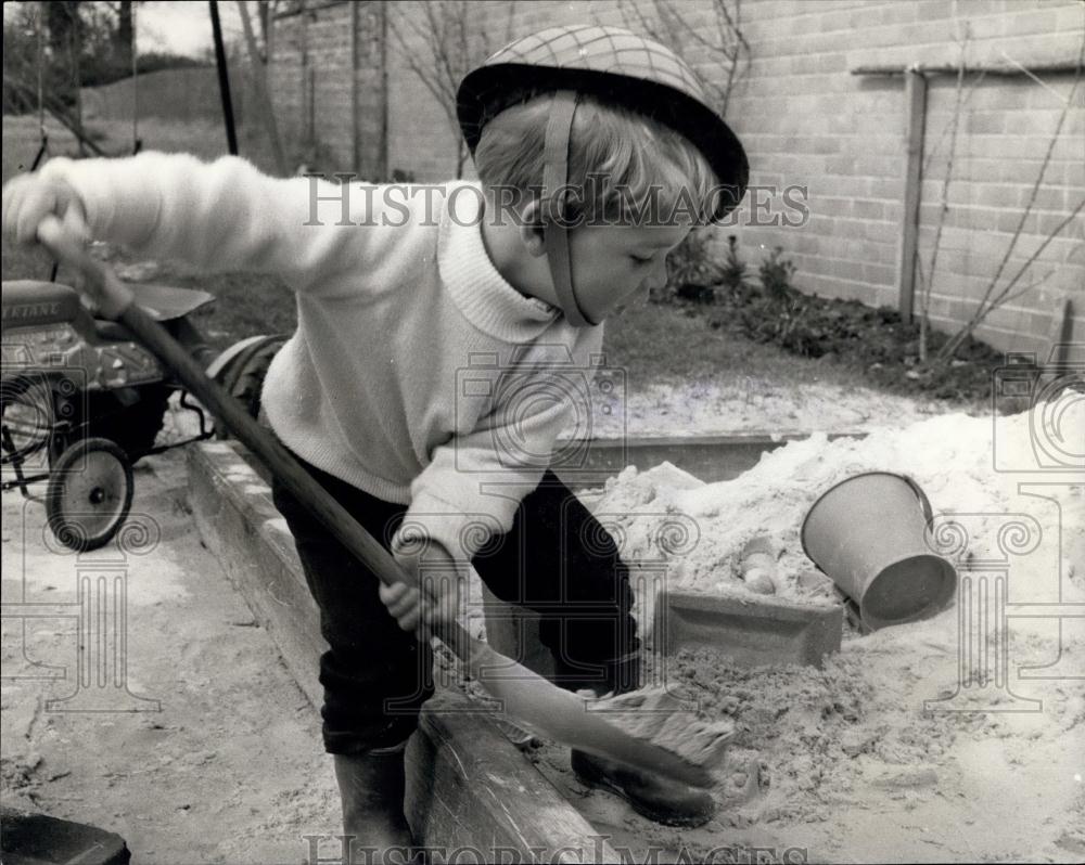 Press Photo Three Year Old John Working in London - Historic Images