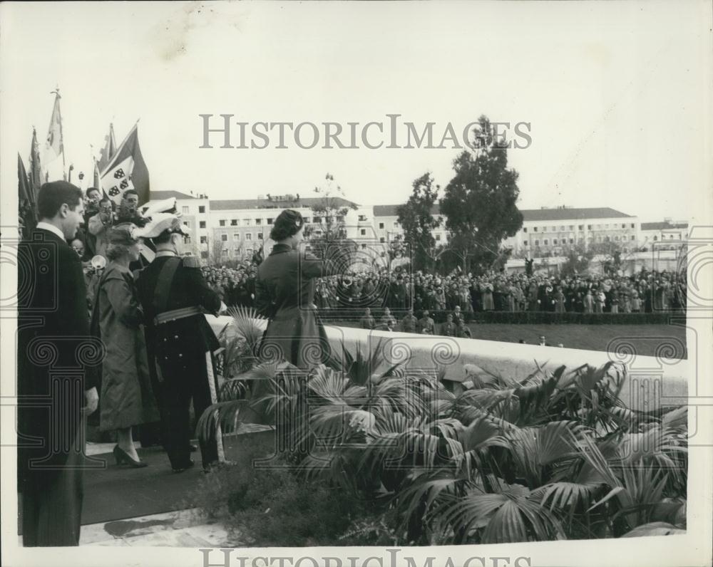 1957 Press Photo Queen Arrives For State Visit To Lisbon - Historic Images
