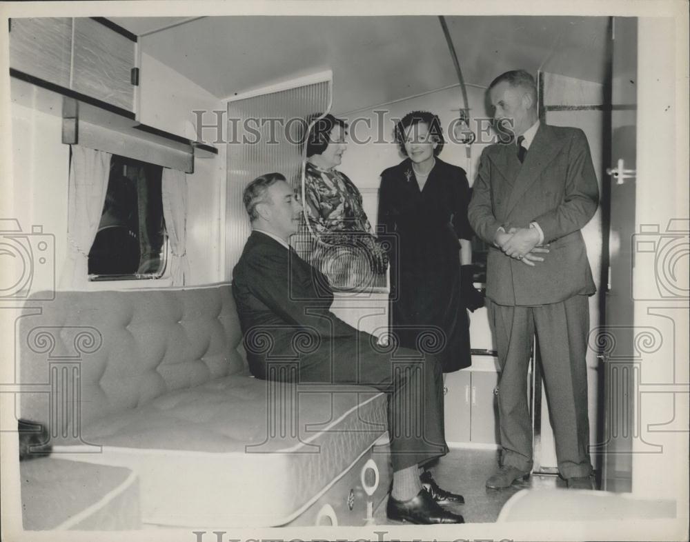 1955 Press Photo Caravan presented to Lord and lady Mountbatten - Historic Images