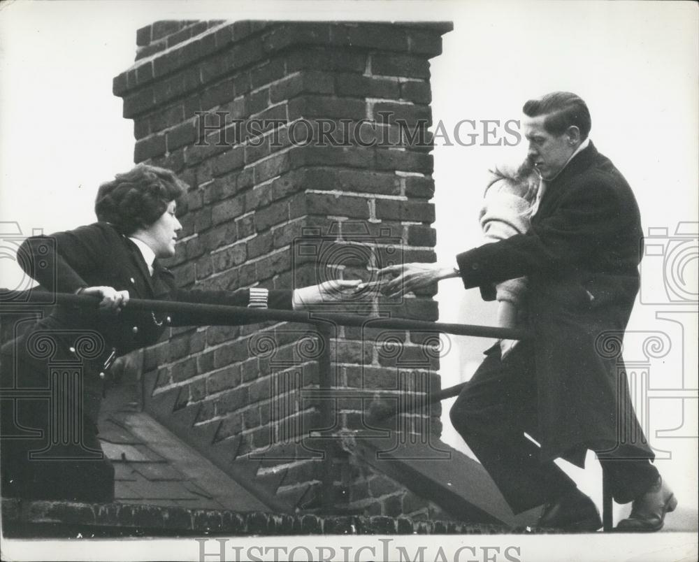 1964 Press Photo Policewoman make Dramatic Rescue - Historic Images